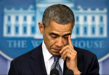 Tổng thống Mỹ Barack Obama lấy tay gạt nước mắt khi nói về vụ xả súng tại Trường Sandy Hook (Ảnh: AP)