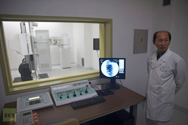 Bên trong một bệnh viện mới xây ở thủ đô Bình Nhưỡng, các thiết bị hiện đại đã được trang bị đầy đủ. Bên trong một bệnh viện mới xây ở thủ đô Bình Nhưỡng, các thiết bị hiện đại đã được trang bị đầy đủ