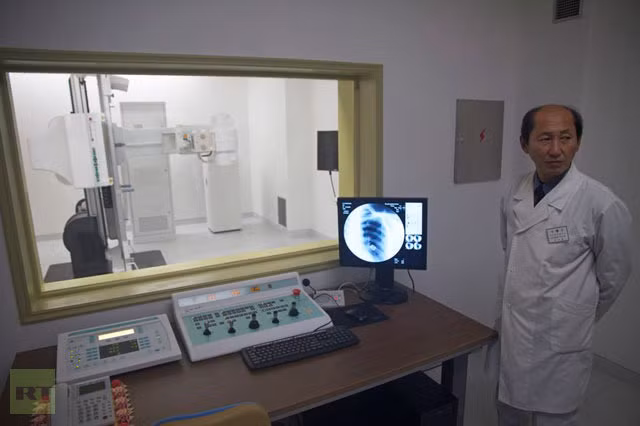 Bên trong một bệnh viện mới xây ở thủ đô Bình Nhưỡng, các thiết bị hiện đại đã được trang bị đầy đủ
