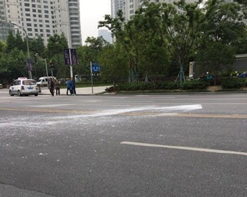 Người đàn ông suýt chết vì tấm kính rơi từ tầng 76 tòa nhà ảnh 1