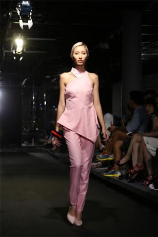 Hoa hậu Diễm Hương rạng rỡ tái xuất sàn catwalk ảnh 3