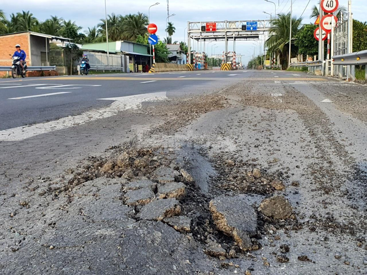 Hiện công tác sửa chữa hư hỏng trên tuyến tránh Cai Lậy đang được triển khai.