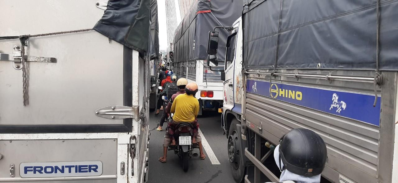 Xe máy len lỏi qua khu vực cầu Cần Thơ.