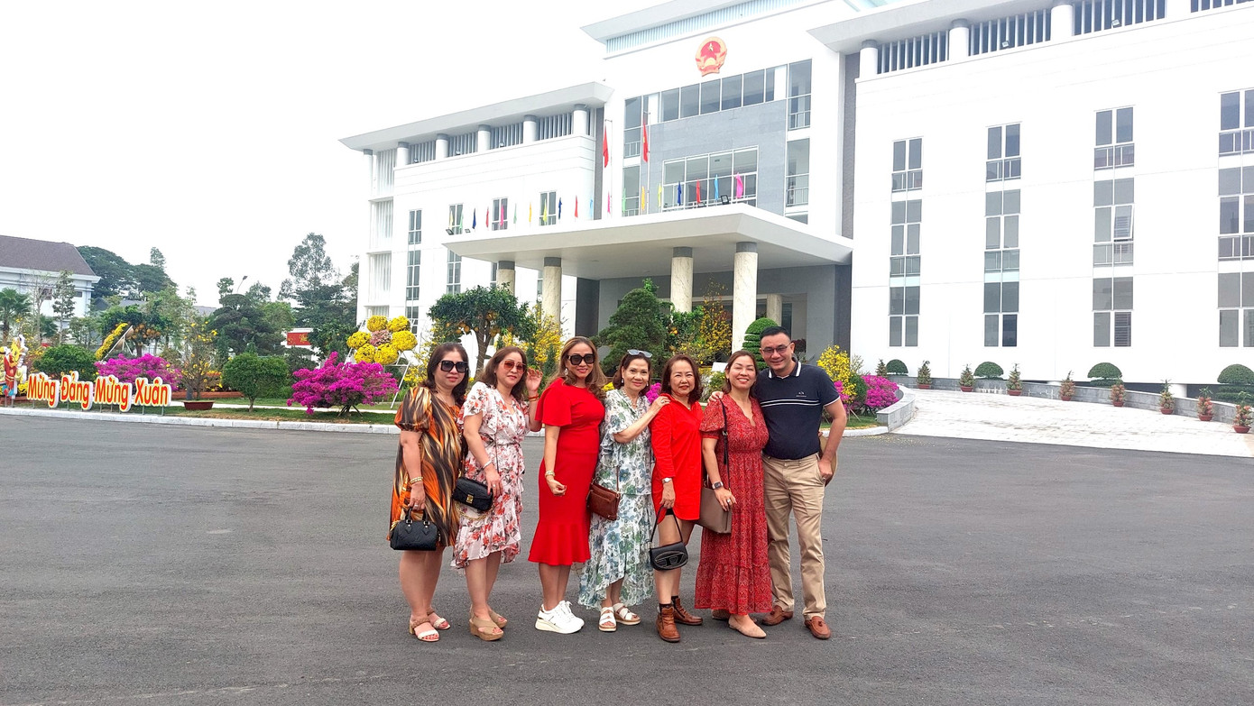 Là người đến sớm nhất, chị Lâm Thị Xuân Lan (ngụ ở phường 1, TP. Sóc Trăng) chia sẻ: "Nghe thông tin UBND tỉnh Sóc Trăng đầu tư trang trí khuôn viên trụ sở cho người dân gần xa vào tham quan, chụp ảnh, tôi và ông xã háo hức lắm. Sáng nay gia đình đã chuẩn bị xong mọi việc để đến tham quan, chụp ảnh lưu niệm. Vào đây thấy khuôn viên rộng, được trang trí nhiều tiểu cảnh đẹp với đủ các loại hoa khoe sắc như vạn thọ, hoa giấy, mai vàng, bưởi diễn... thích thú vô cùng".