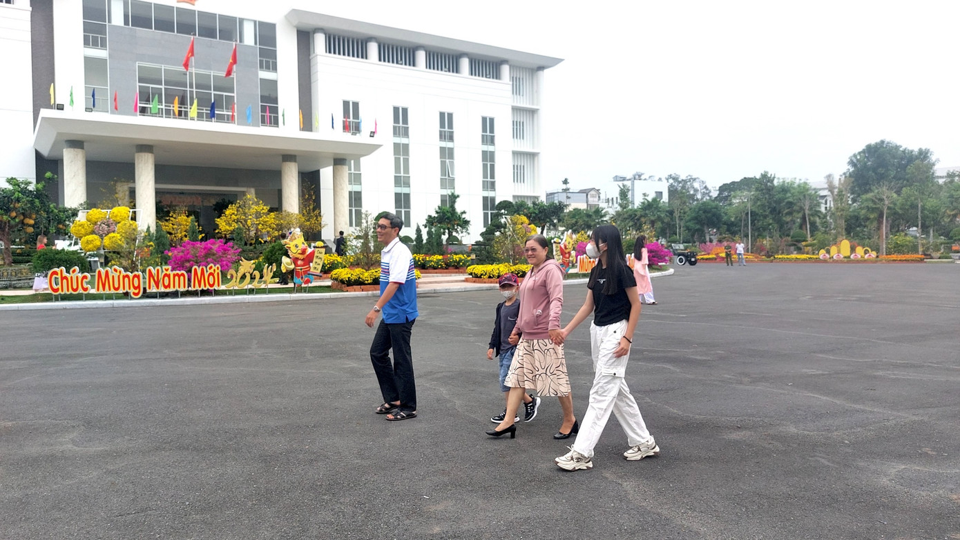 Đây là năm thứ hai tỉnh Sóc Trăng mở cửa trụ sở UBND tỉnh cho người dân vào tham quan dịp Tết.
