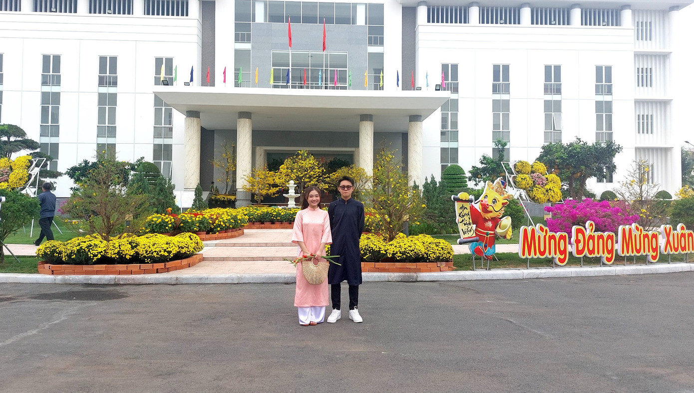 Bạn trẻ chụp ảnh "check in" tại trụ sở UBND tỉnh Sóc Trăng.