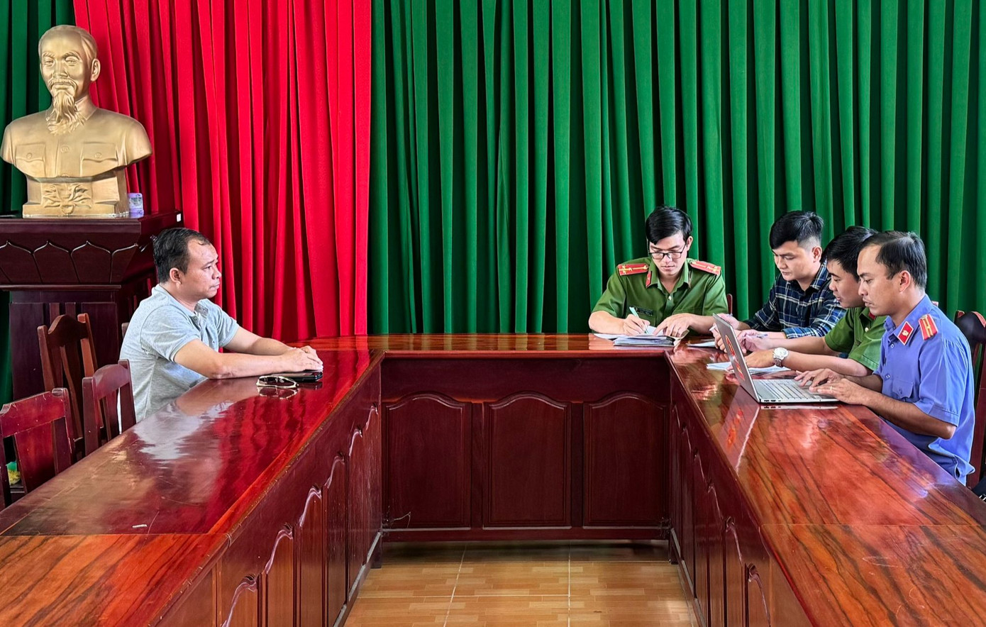 Đoàn Thanh Tuấn (bìa trái) đầu thú, thừa nhận hành vi nhận hối lộ.