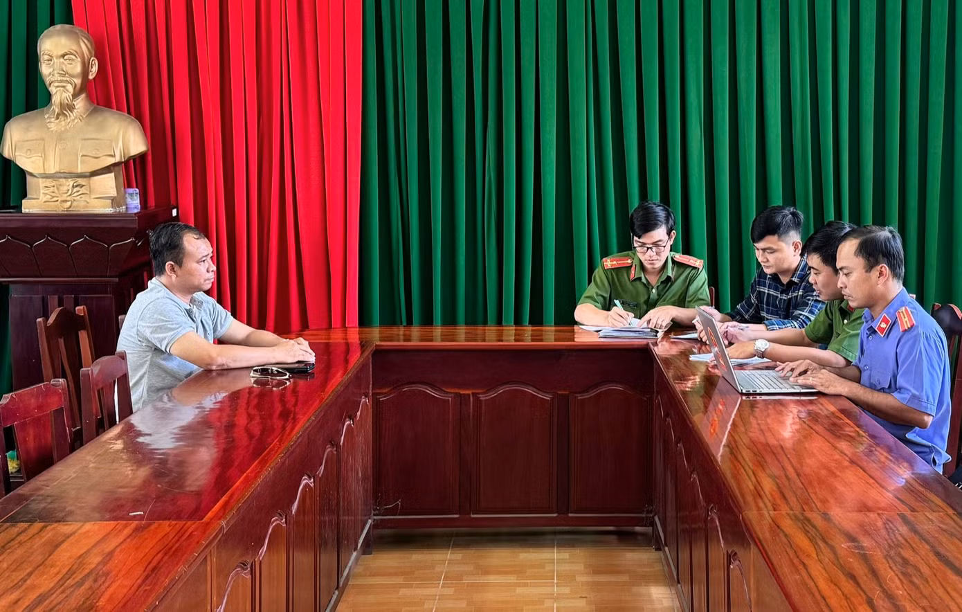 Đoàn Thanh Tuấn (bìa trái) đầu thú, thừa nhận hành vi nhận hối lộ.
