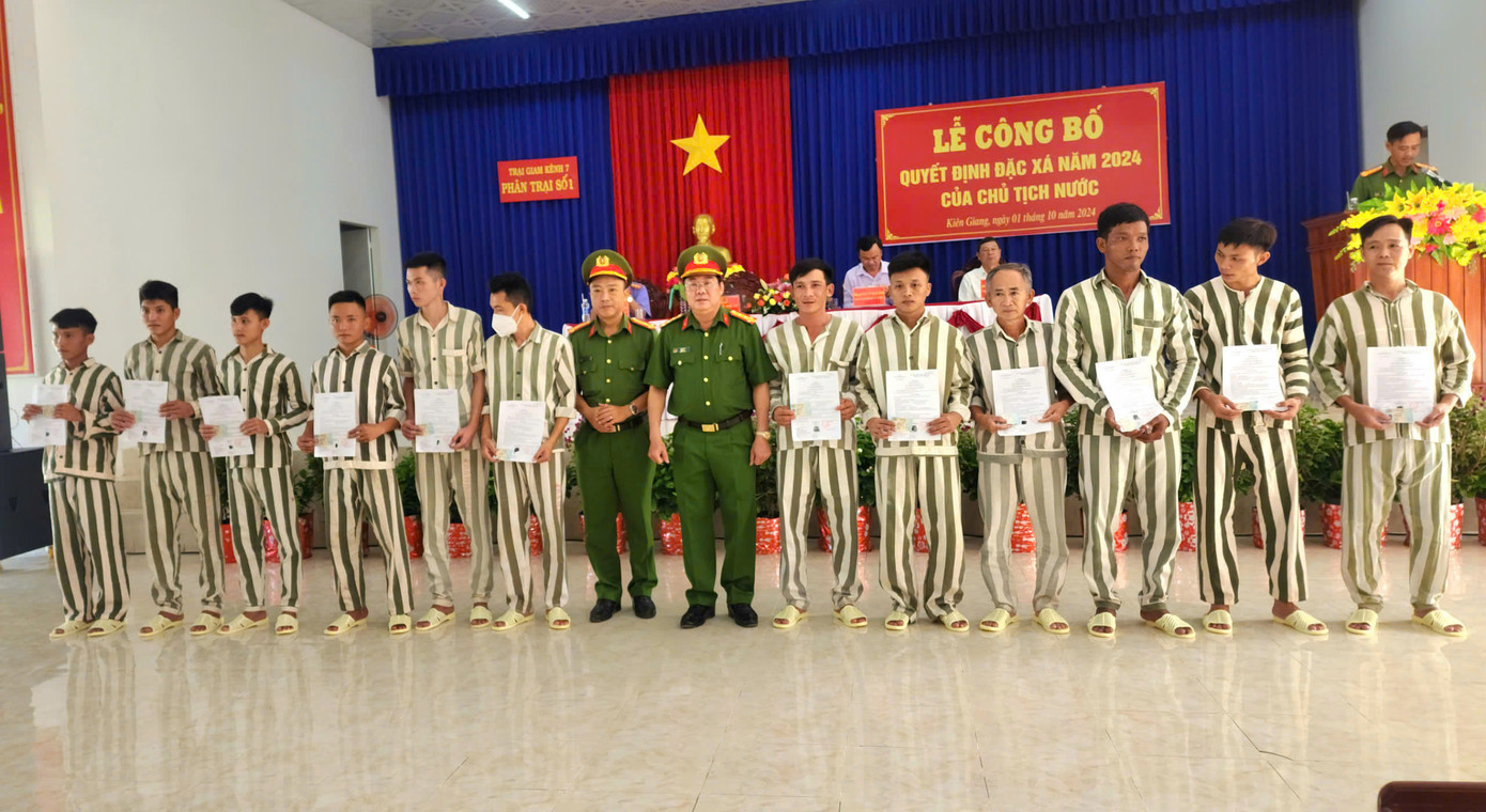 Lãnh đạo Trại giam Kênh 7 và Công an huyện U Minh Thượng (Kiên Giang) trao quyết định đặc xá của Chủ tịch nước cho phạm nhân sắp được về đoàn tụ gia đình. Lãnh đạo Trại giam Kênh 7 và Công an huyện U Minh Thượng (Kiên Giang) trao quyết định đặc xá của Chủ tịch nước cho phạm nhân sắp được về đoàn tụ gia đình.