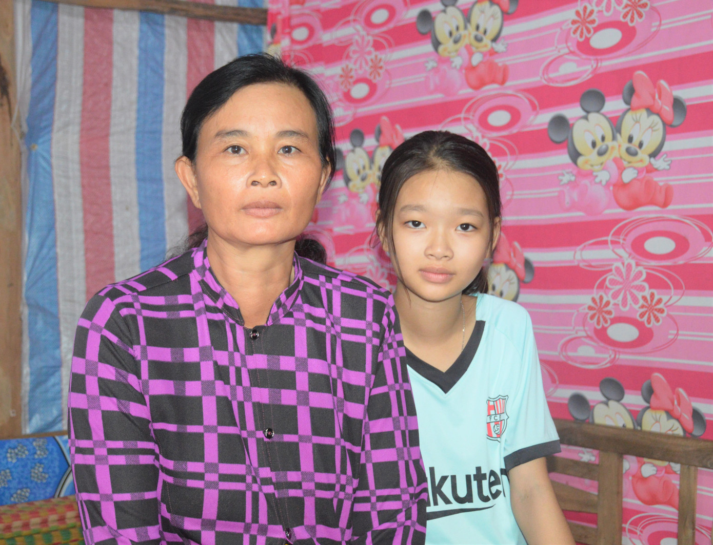 Hai mẹ con chị Lụa rất cần sự giúp đỡ của cộng đồng.