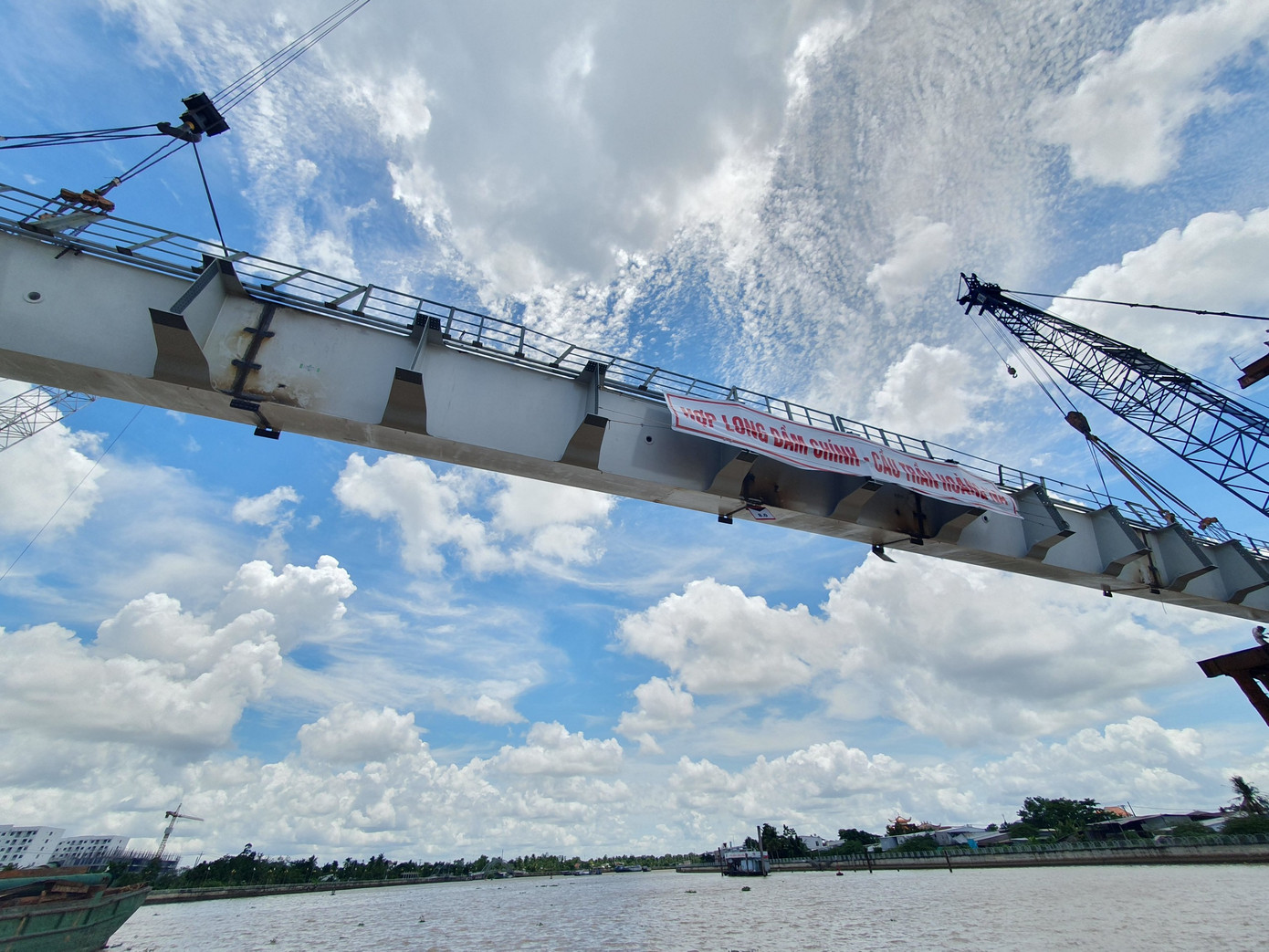 Cầu Trần Hoàng Na được khởi công tháng 9/2020, có chiều dài toàn tuyến 820m, trong đó phần cầu chính dài gần 600m, có 3 nhịp chính bằng thép. Cầu Trần Hoàng Na được khởi công tháng 9/2020, có chiều dài toàn tuyến 820m, trong đó phần cầu chính dài gần 600m, có 3 nhịp chính bằng thép.