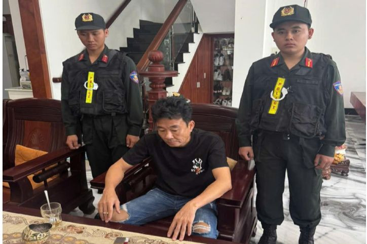 Lực lượng Công an thi hành lệnh bắt quả tang, khám xét khẩn cấp nơi ở của đối tượng Nguyễn Đăng Khoa