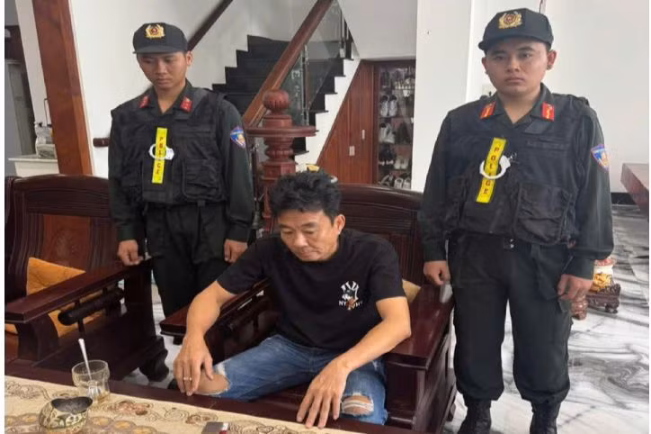 Lực lượng Công an thi hành lệnh bắt quả tang, khám xét khẩn cấp nơi ở của đối tượng Nguyễn Đăng Khoa