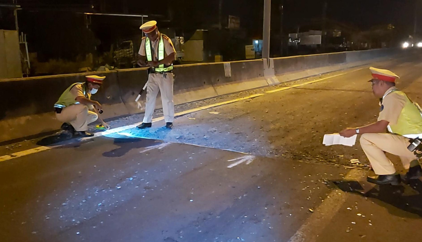 Công trình thi công nhưng không lắp đặt biên báo.-Ảnh: Châu Thành.