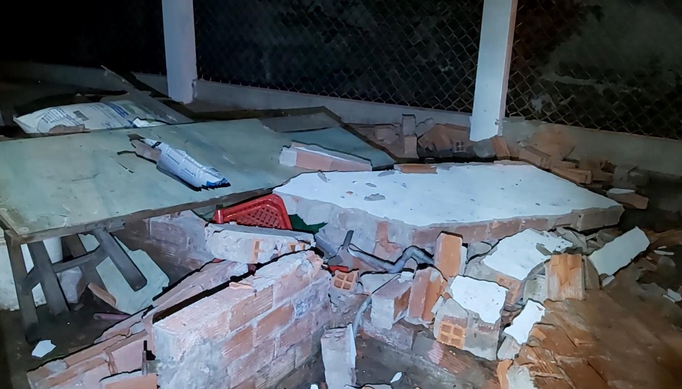 Xe tải tông sập vách tường nhà của một hộ dân.