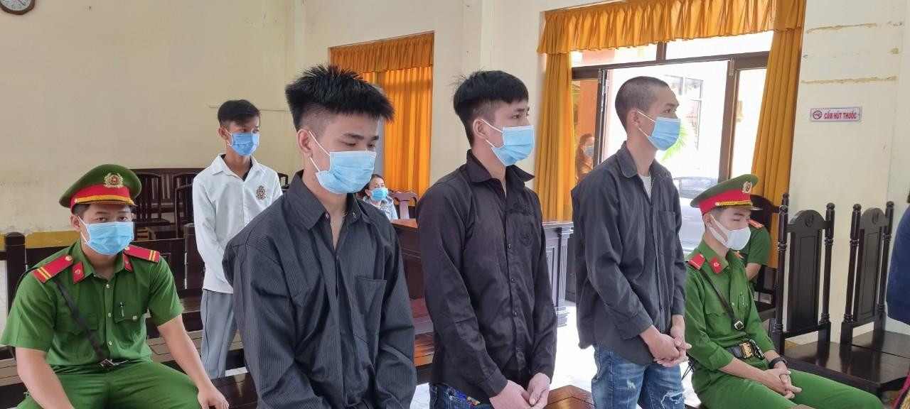 4 bị cáo tại phiên toà. 4 bị cáo tại phiên toà.