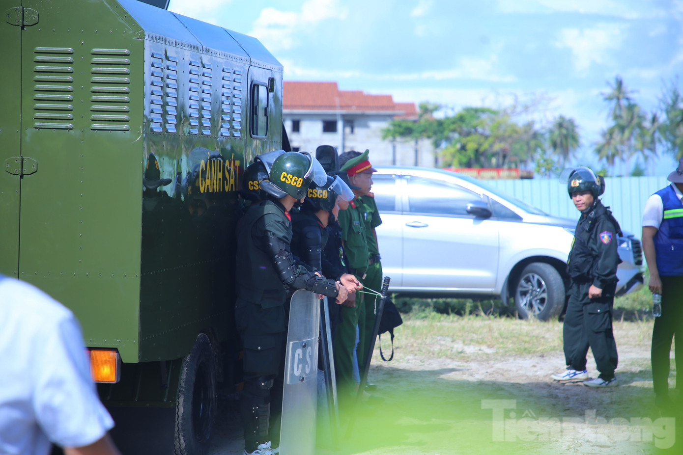 Cảnh sát được huy động đến hiện trường để đảm bảo an ninh trật tự trong quá trình cưỡng chế. Theo Ban thực hiện cưỡng chế của TP. Phú Quốc, việc cưỡng chế đảm bảo đúng nội dung, trình tự, thủ tục theo quy định của pháp luật và đảm bảo tuyệt đối an toàn cho các thành viên tham gia.