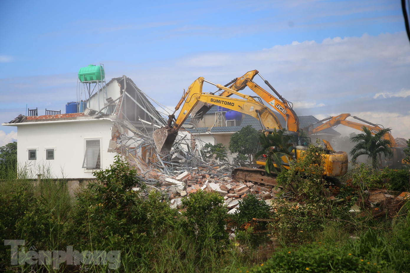 Lực lượng chức năng đang thực hiện cưỡng chế 14 căn biệt thự trái phép trên địa bàn xã Dương Tơ, TP. Phú Quốc.