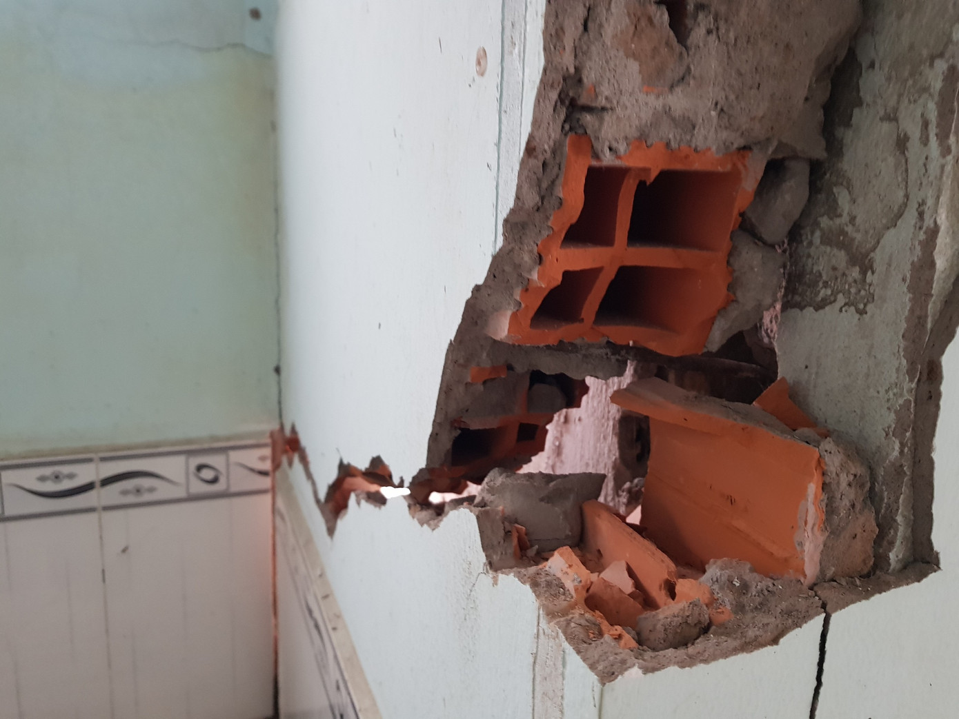 Có ngôi nhà tường bị nứt, vỡ, tiềm ẩn nguy hiểm.