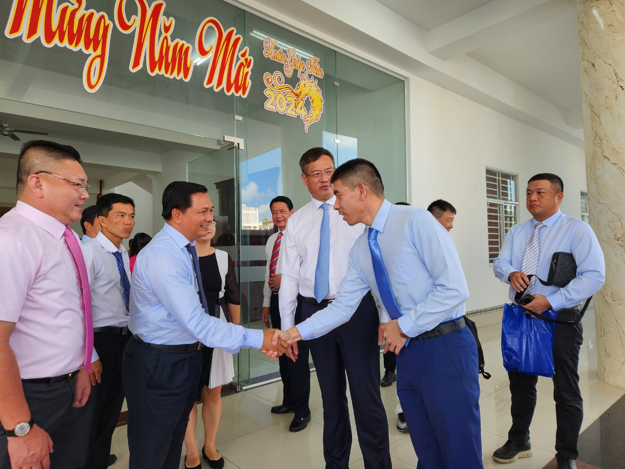 Ông Trần Văn Lâu đón lãnh đạo doanh nghiệp Trung Quốc.