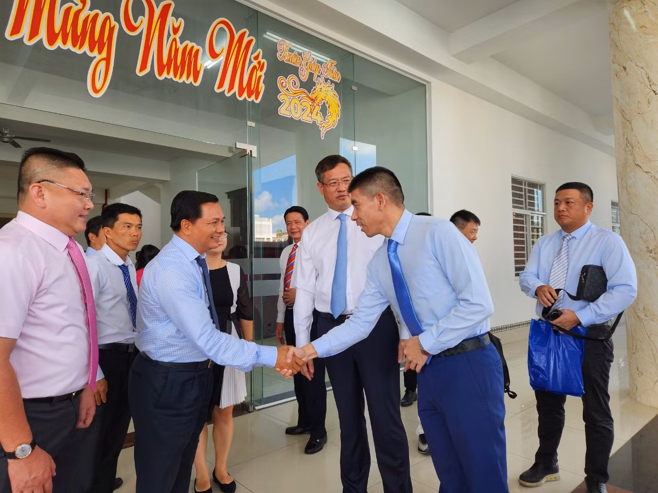 Ông Trần Văn Lâu đón lãnh đạo doanh nghiệp Trung Quốc.