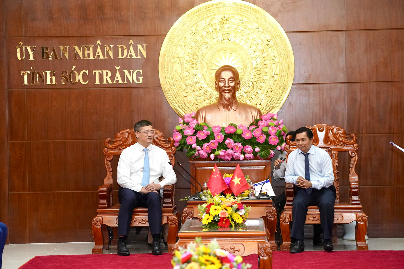 Ông Trần Văn Lâu (phải) và ông Nguỵ Hoa Tường (trái) trong buổi chào xã giao.