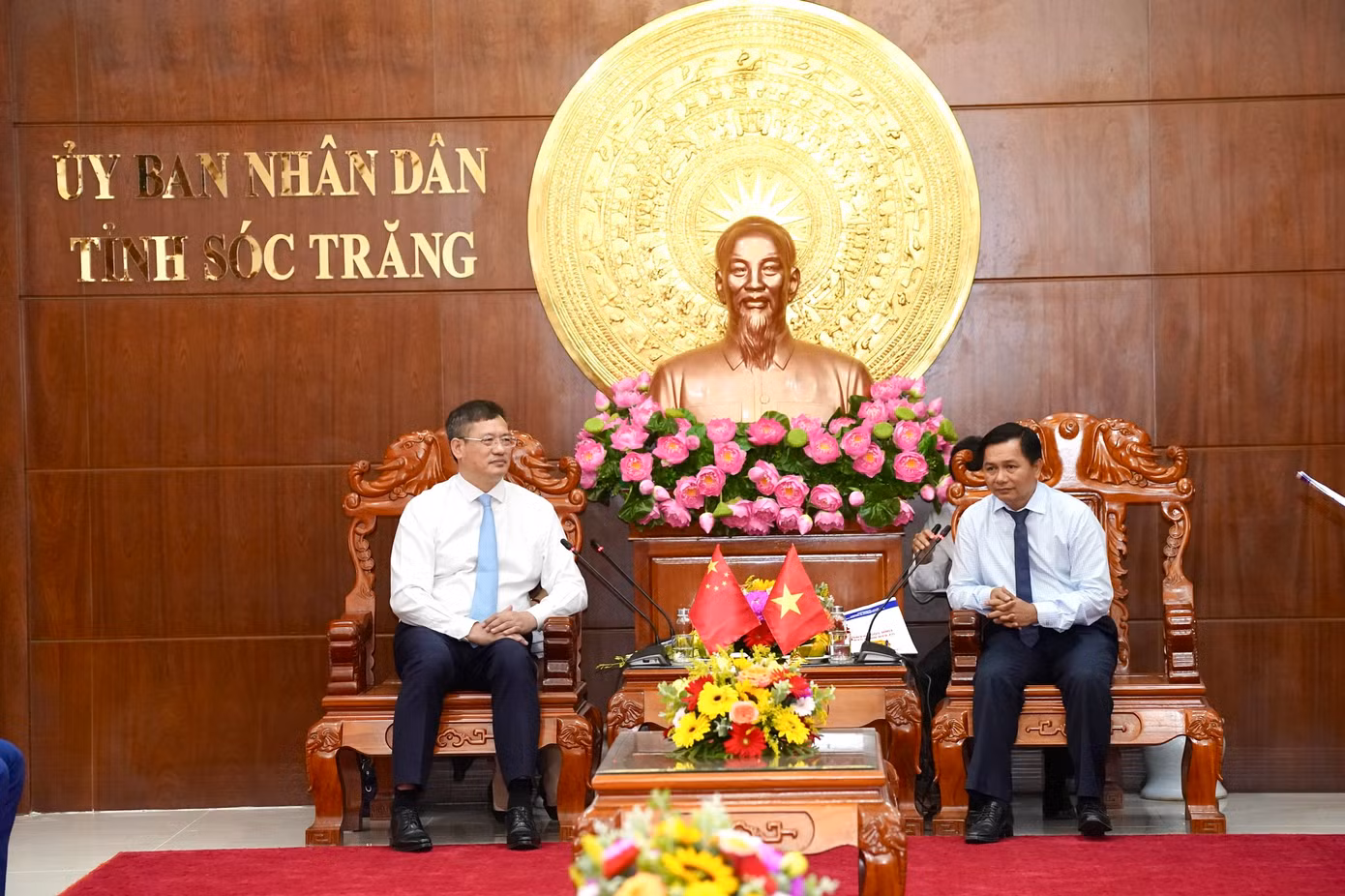 Ông Trần Văn Lâu (phải) và ông Nguỵ Hoa Tường (trái) trong buổi chào xã giao.