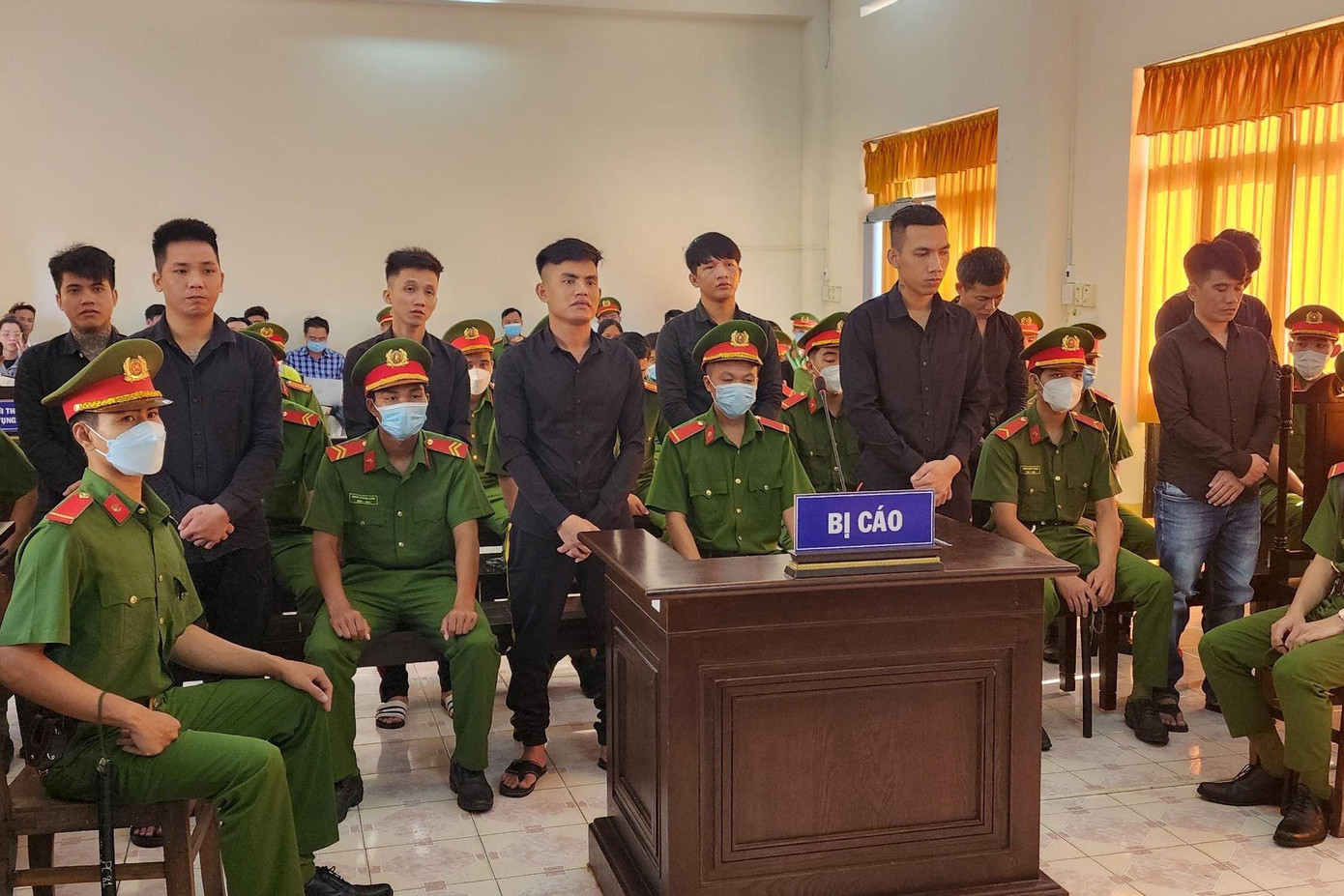 Các bị cáo nghe toà tuyên án. Ảnh: Văn Vũ.