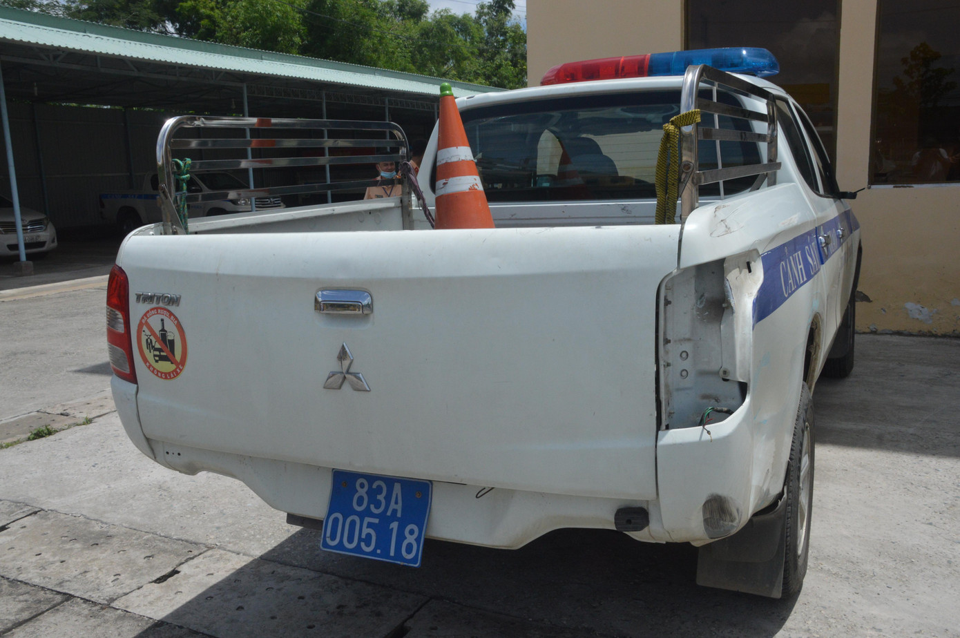 Xe của CSGT bị hư hỏng do Đức lao vào 'thông chốt'. Xe của CSGT bị hư hỏng do Đức lao vào 'thông chốt'.