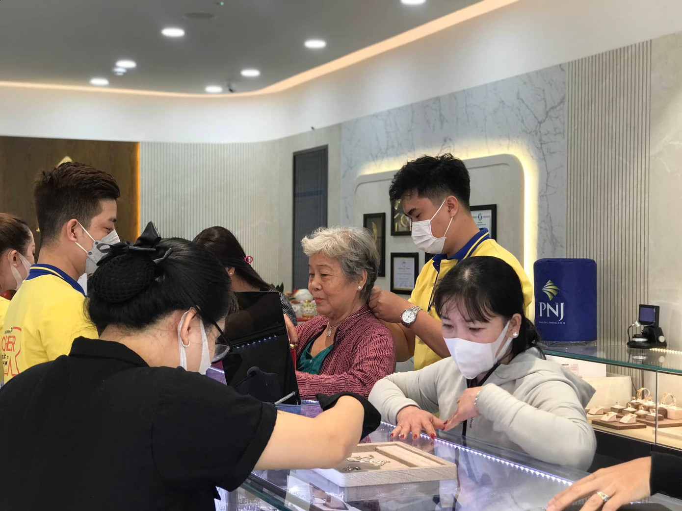 Đa số khách hàng đã đặt mua sản phẩm từ trước, đến ngày vía Thần Tài chỉ ra nhận vàng để tránh chen lấn. Đa số khách hàng đã đặt mua sản phẩm từ trước, đến ngày vía Thần Tài chỉ ra nhận vàng để tránh chen lấn.