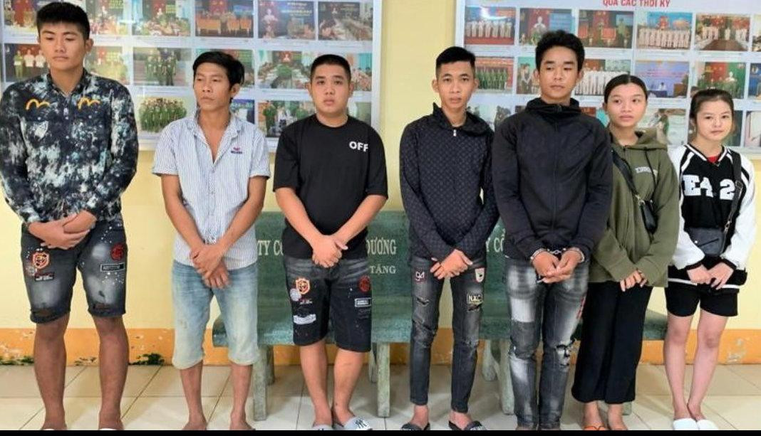 Các đối tượng tại cơ quan công an. (Ảnh: Trọng Nguyễn).