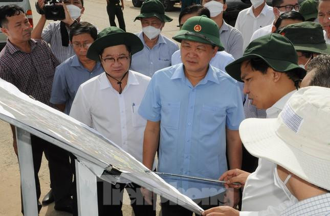 Sáng cùng ngày, Phó thủ tướng Lê Minh Khái cùng đoàn công tác đã có buổi kiểm tra tiến độ thực hiện dự án đường nối CMT8 với đường tỉnh 918. Sáng cùng ngày, Phó thủ tướng Lê Minh Khái cùng đoàn công tác đã có buổi kiểm tra tiến độ thực hiện dự án đường nối CMT8 với đường tỉnh 918.