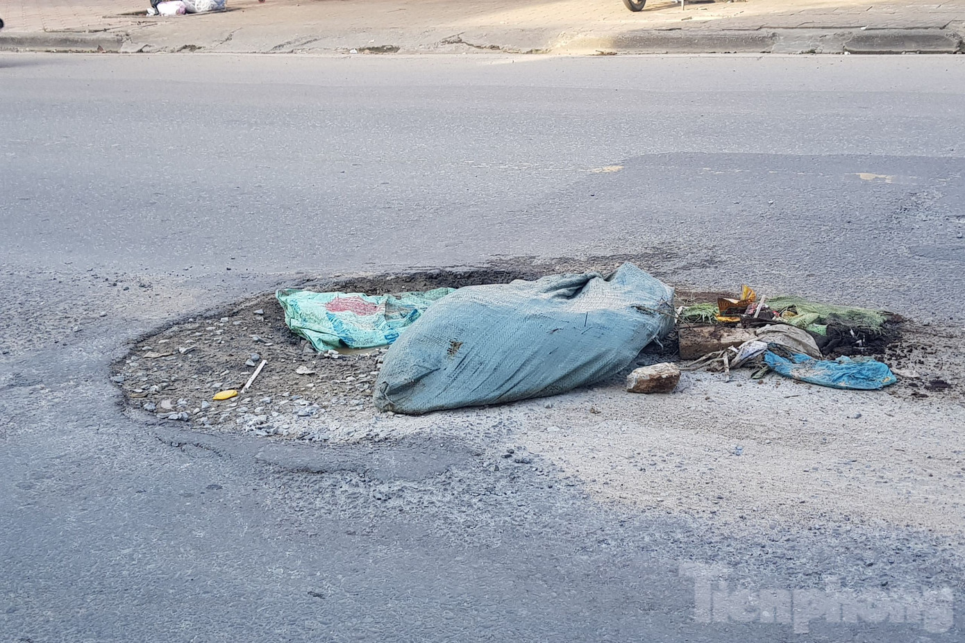 Những "bẫy giao thông" trên đường trung tâm Cần Thơ sau đợt triều cường. Những "bẫy giao thông" trên đường trung tâm Cần Thơ sau đợt triều cường.