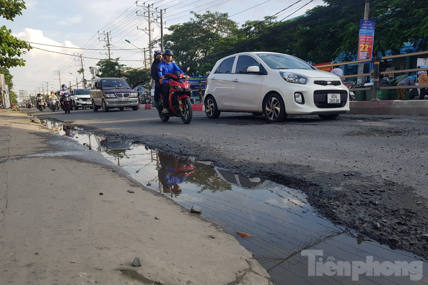 Mặt đường đọng nước sau đợt triều cường. Mặt đường đọng nước sau đợt triều cường.