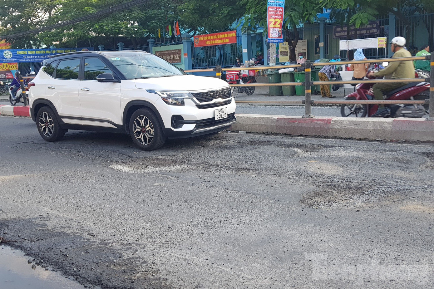Trong những ngày qua, triều cường vượt báo động 3 khiến nhiều tuyến đường trên địa bàn TP. Cần Thơ bị ngập sâu, gây khó khăn cho người dân trong việc di chuyển. Ghi nhận của phóng viên chiều 2/11, sau đợt triều cường, tại một số tuyến đường nội ô thuộc quận Ninh Kiều - Bình Thuỷ (TP. Cần Thơ) mặt đường bị xuống cấp, hư hỏng. Trong những ngày qua, triều cường vượt báo động 3 khiến nhiều tuyến đường trên địa bàn TP. Cần Thơ bị ngập sâu, gây khó khăn cho người dân trong việc di chuyển. Ghi nhận của phóng viên chiều 2/11, sau đợt triều cường, tại một số tuyến đường nội ô thuộc quận Ninh Kiều - Bình Thuỷ (TP. Cần Thơ) mặt đường bị xuống cấp, hư hỏng.