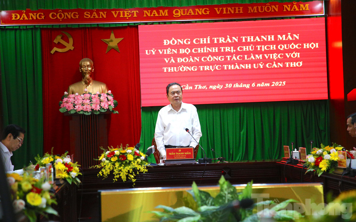 Chủ tịch Quốc hội Trần Thanh Mẫn làm việc với Thường trực Thành uỷ Cần Thơ.