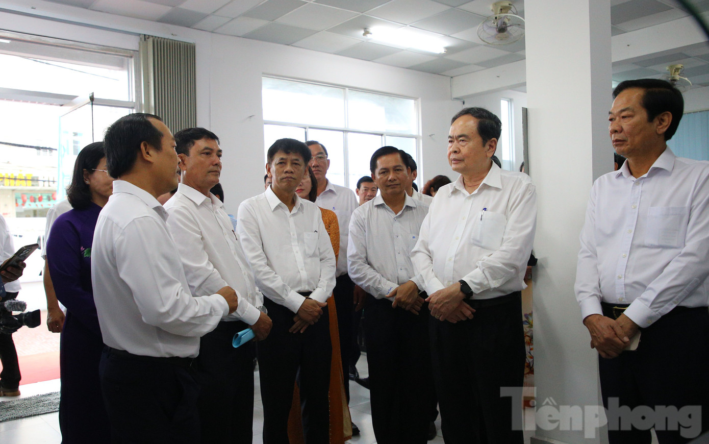 Chủ tịch Quốc hội Trần Thanh Mẫn và đoàn công tác đã tiến hành kiểm tra trực tiếp tại Trung tâm hành chính công phường Phú Lợi (Sóc Trăng cũ).