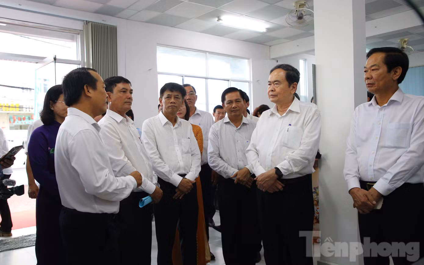 Chủ tịch Quốc hội Trần Thanh Mẫn và đoàn công tác đã tiến hành kiểm tra trực tiếp tại Trung tâm hành chính công phường Phú Lợi (Sóc Trăng cũ). Chủ tịch Quốc hội Trần Thanh Mẫn và đoàn công tác đã tiến hành kiểm tra trực tiếp tại Trung tâm hành chính công phường Phú Lợi (Sóc Trăng cũ).