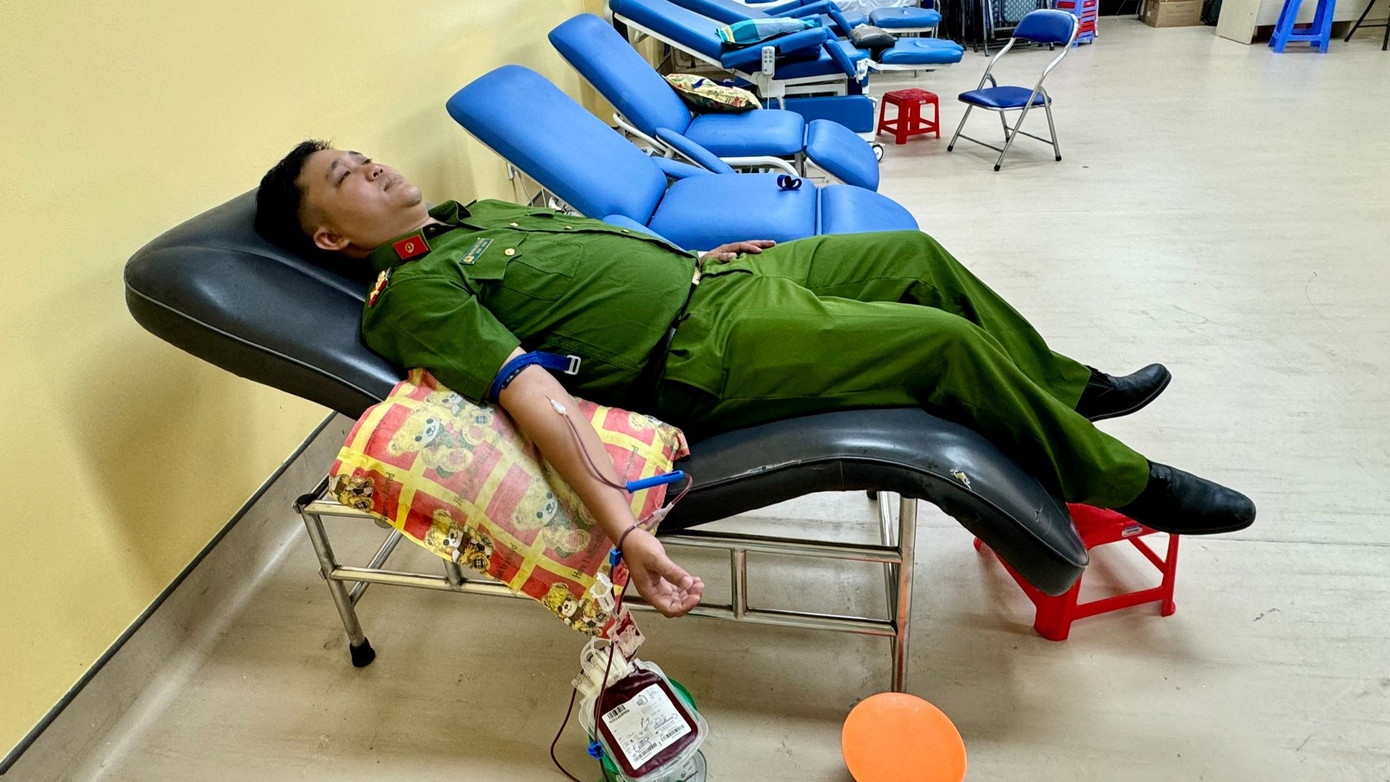 Đại uý Nguyễn Viết Cường hiến máu cứu người. Đại uý Nguyễn Viết Cường hiến máu cứu người.