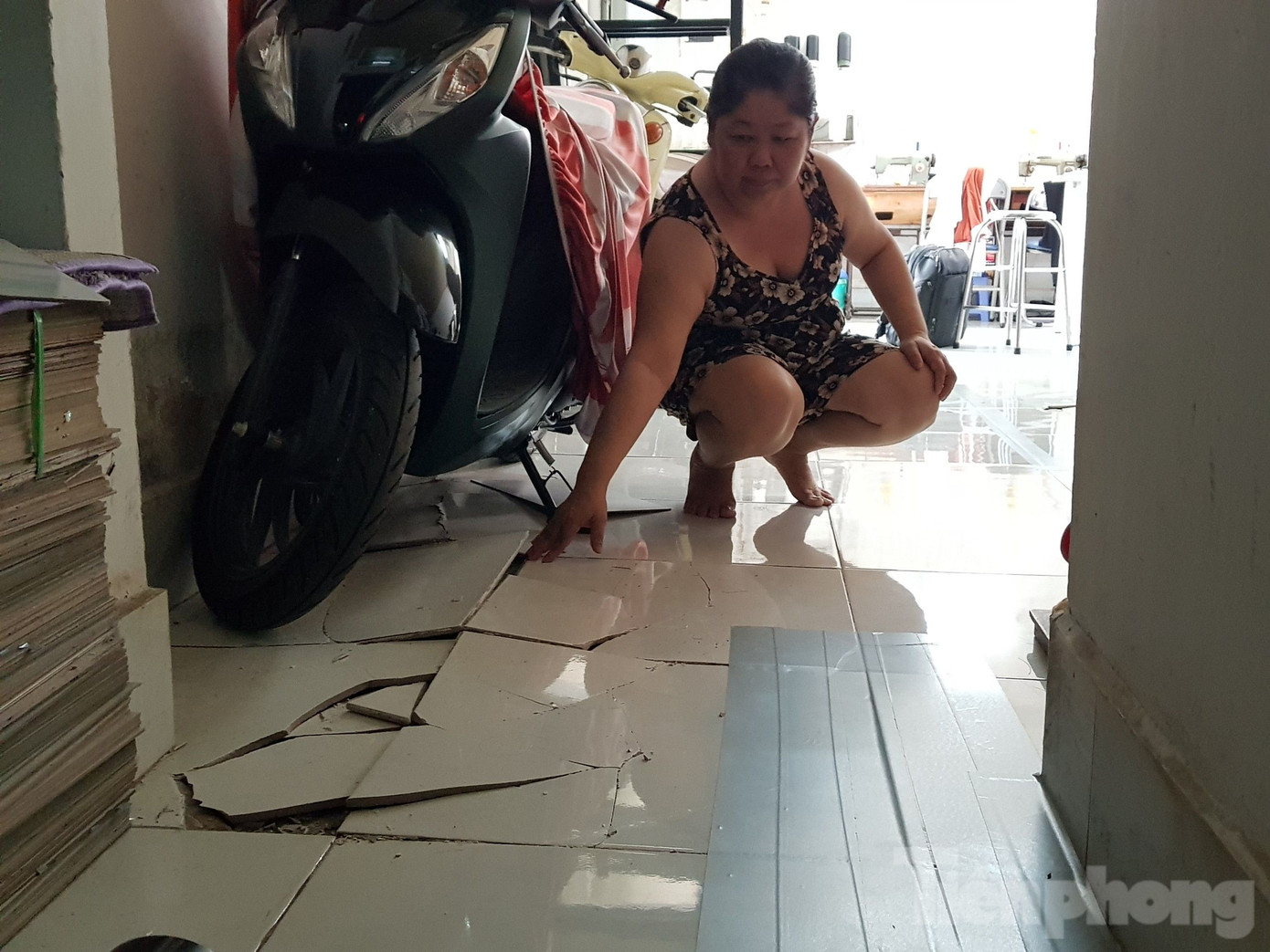 Nền gạch nứt, bong tróc tại nhà bà Phan Thị Mỹ Linh. Ảnh: Nhật Huy.