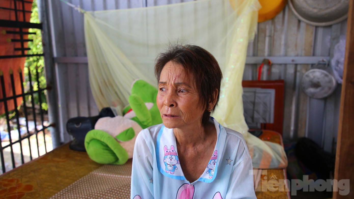 Bà Phạm Thị Ngọt trong căn nhà tạm mới dựng sau khi nhà chính bị sập do sụt lún. Ảnh: Nhật Huy