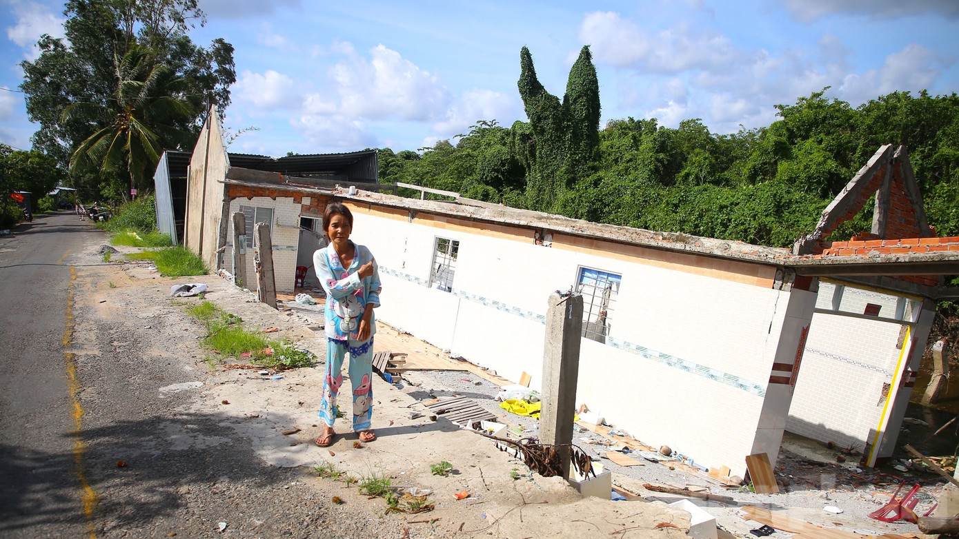 Căn nhà khoảng 700 triệu đồng của bà Phạm Thị Ngọt sụt lún xuống kênh. Ảnh: Nhật Huy