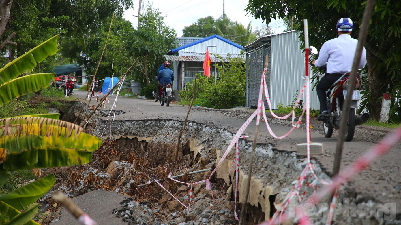 Sạt lở, sụt lún đường giao thông, nhà ở, ảnh hưởng đến sản xuất trong khu vực xã Minh Thuận, An Minh Bắc, huyện U Minh Thượng. Ảnh: Nhật Huy