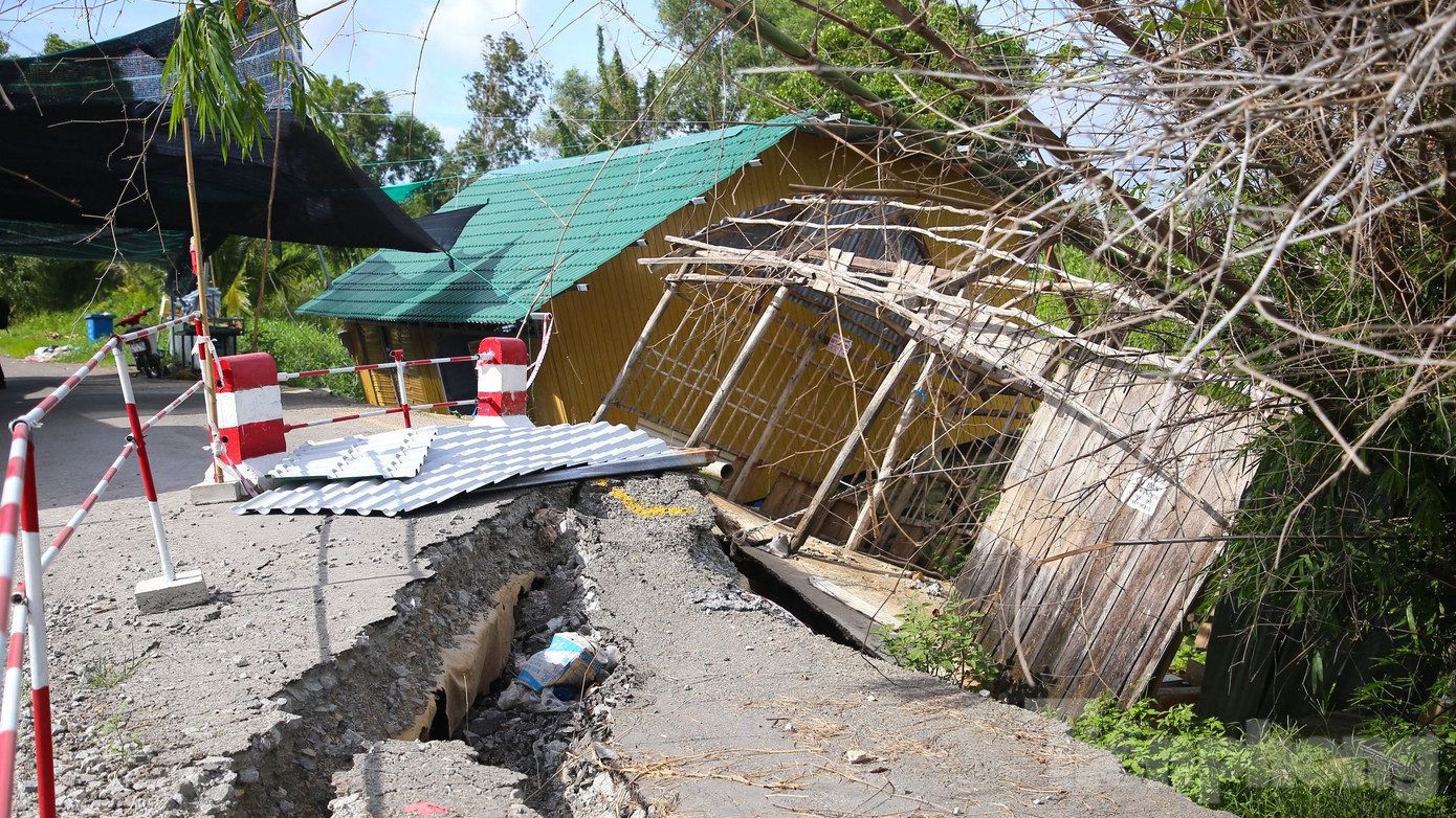 Đường tỉnh 965 (đê bao U Minh Thượng) bị sạt lở nghiêm trọng xảy ra hồi tháng 3/2024. Ảnh: Nhật Huy,