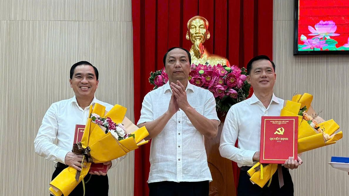 Chủ tịch UBND tỉnh Kiên Giang - Lâm Minh Thành trao quyết định cho ông Huỳnh Quang Hưng (bìa trái) và ông Trần Minh Khoa (bìa phải). Chủ tịch UBND tỉnh Kiên Giang - Lâm Minh Thành trao quyết định cho ông Huỳnh Quang Hưng (bìa trái) và ông Trần Minh Khoa (bìa phải).