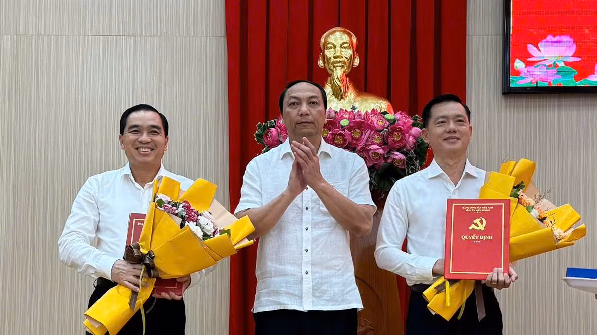 Chủ tịch UBND tỉnh Kiên Giang - Lâm Minh Thành trao quyết định cho ông Huỳnh Quang Hưng (bìa trái) và ông Trần Minh Khoa (bìa phải). Chủ tịch UBND tỉnh Kiên Giang - Lâm Minh Thành trao quyết định cho ông Huỳnh Quang Hưng (bìa trái) và ông Trần Minh Khoa (bìa phải).
