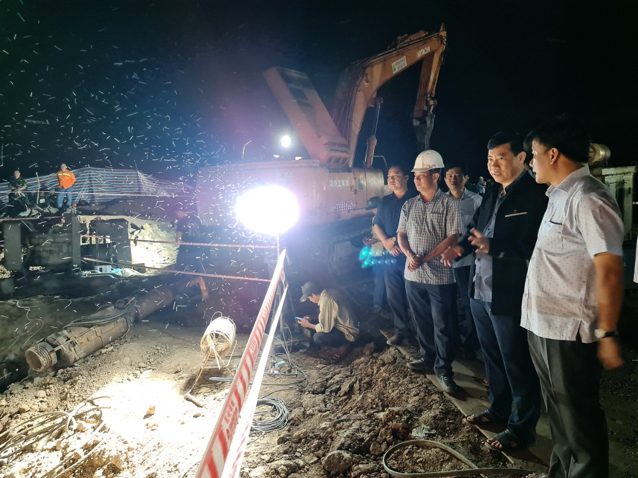 Chủ tịch UBND tỉnh Đồng Tháp Phạm Thiện Nghĩa có mặt tại hiện trường chỉ đạo công tác cứu hộ. Chủ tịch UBND tỉnh Đồng Tháp Phạm Thiện Nghĩa có mặt tại hiện trường chỉ đạo công tác cứu hộ.