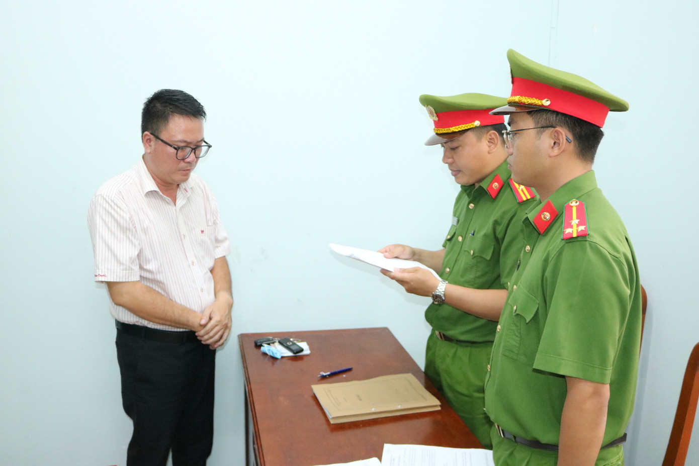 Công an tỉnh Trà Vinh tống đạt các quyết định khởi tố bị can đối với Lê Hoàng. Ảnh: Phạm Hơn.