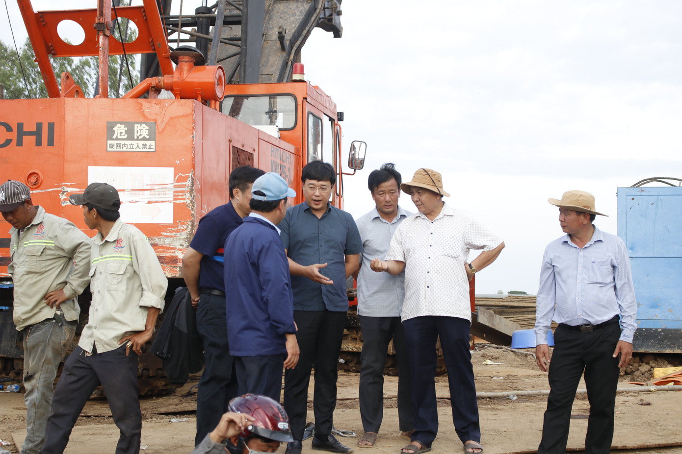 Bí thư Tỉnh ủy Đồng Tháp Lê Quốc Phong cũng đến hiện trường, chỉ đạo công tác cứu hộ. Bí thư Tỉnh ủy Đồng Tháp Lê Quốc Phong cũng đến hiện trường, chỉ đạo công tác cứu hộ.