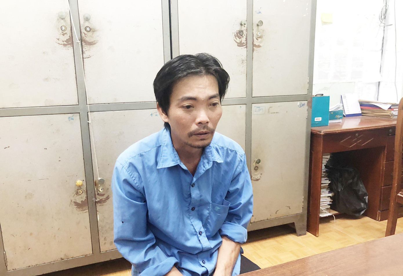 Lợi tại cơ quan công an.